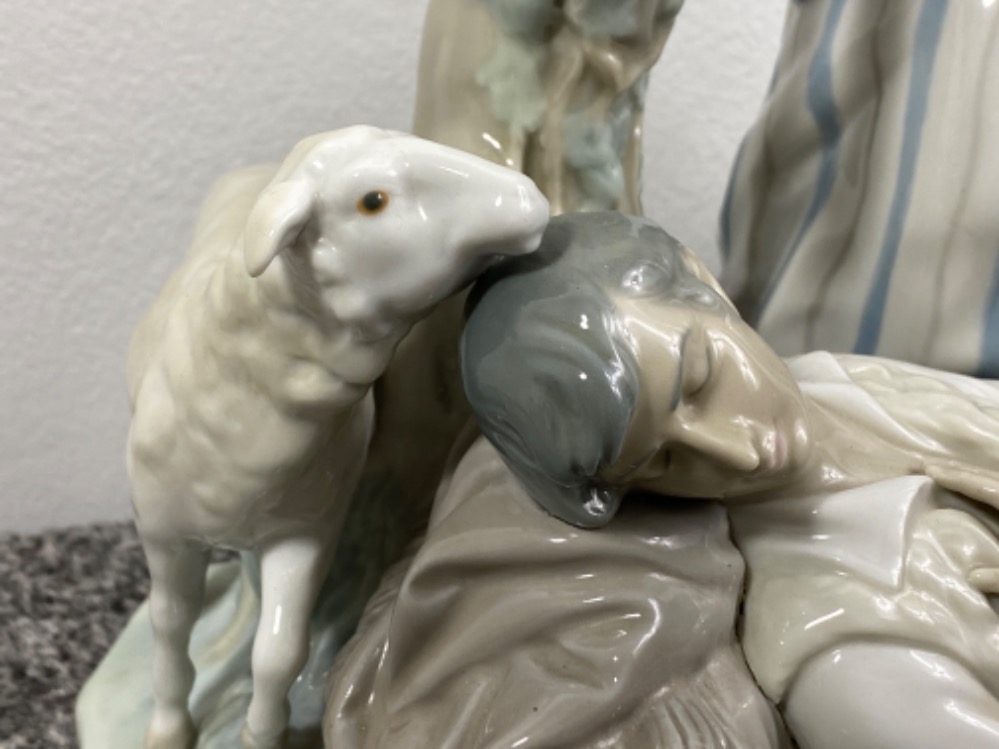 Lladro figure 4760 ‘Rest in the Country’ in good condition - Image 2 of 4