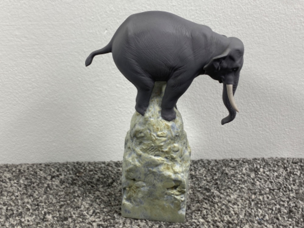 Lladro Elephant figures to include #8200 ‘Balance 1’ and #8201 ‘Balance 2’ both in good condition - Image 2 of 5