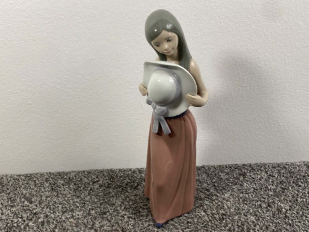 Lladro figure 5007 ‘Bashful girl with straw hat’ in good condition