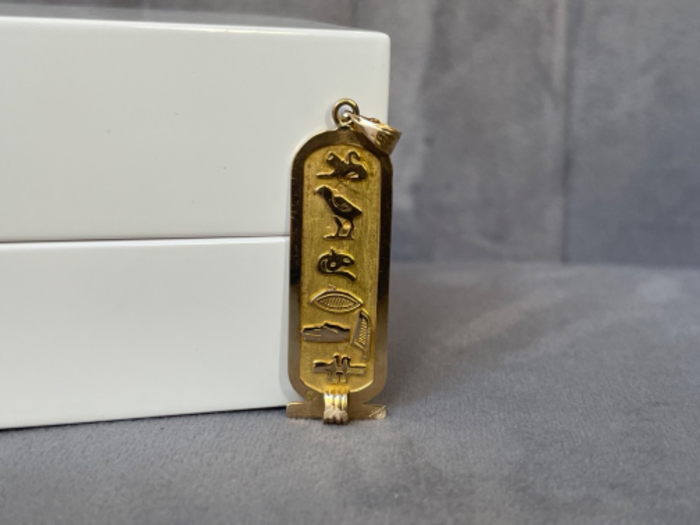 An unusual 18ct yellow Gold Egyptian cartouche pendant weighing 3.9 grams