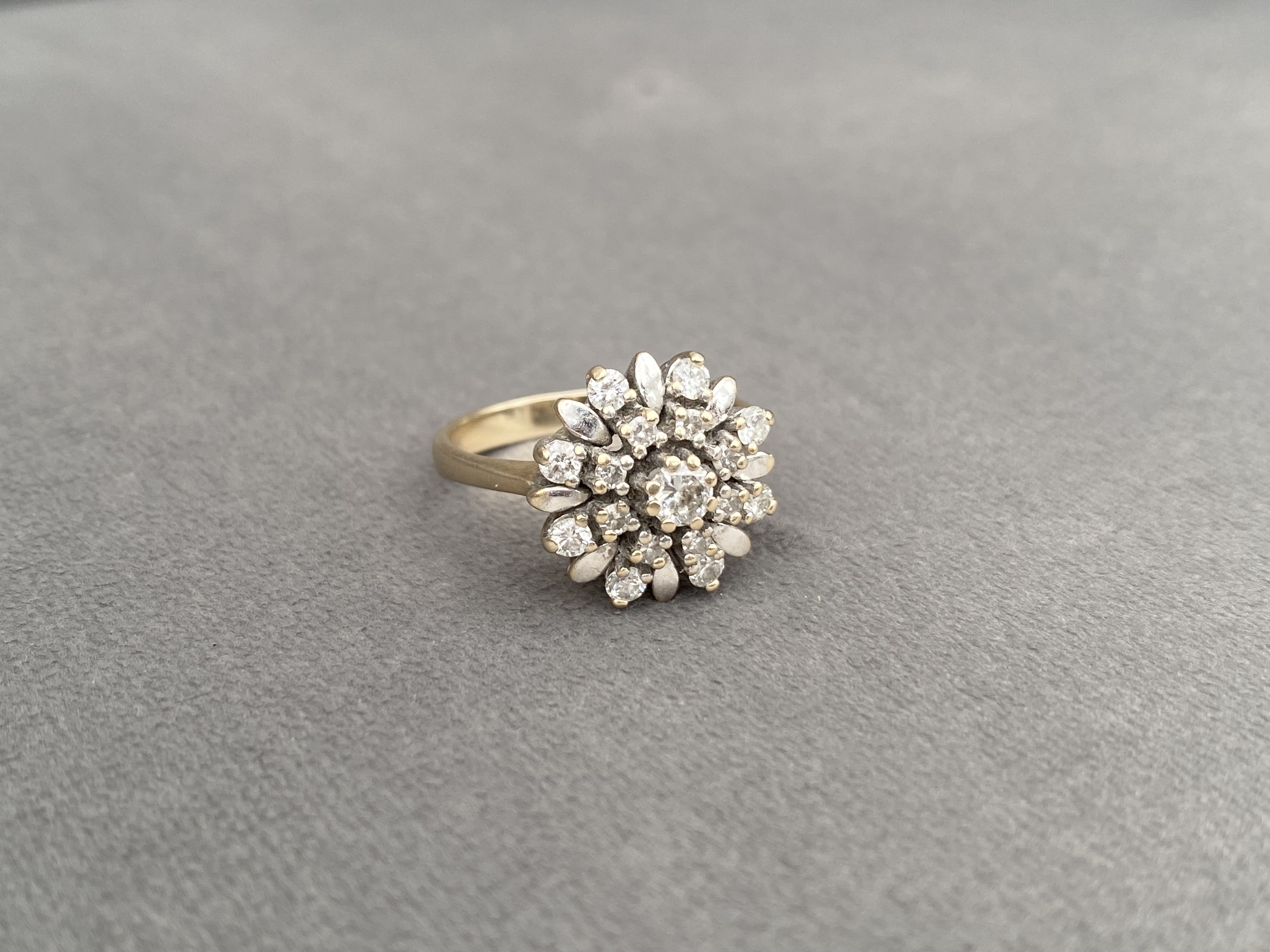 18ct gold diamond cluster ring featuring a .10ct centre stone weighing 4.88 grams Size I - Image 2 of 3