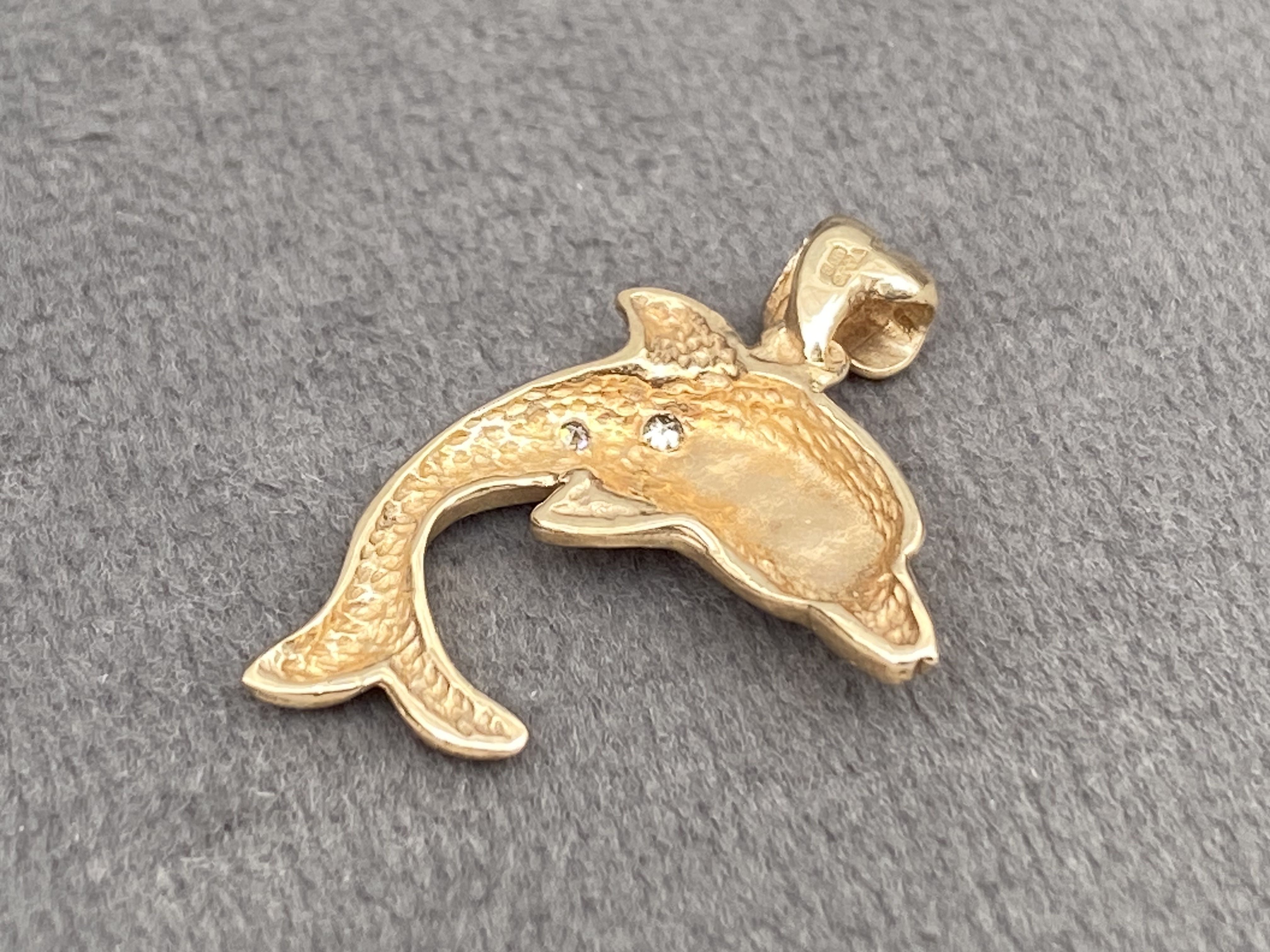 18ct dolphin pendant weighing 1.2 grams - Image 2 of 2