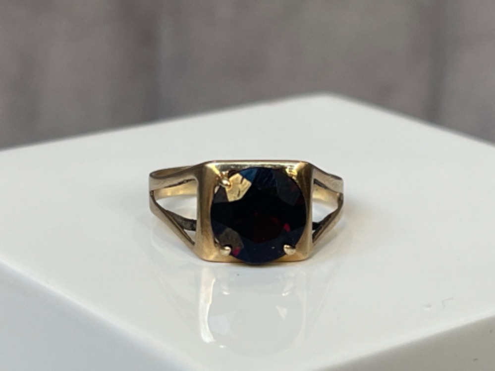 9ct Yellow Gold & Garnet ring in square shaped mount weighing 1.78 grams Size I - Image 2 of 4