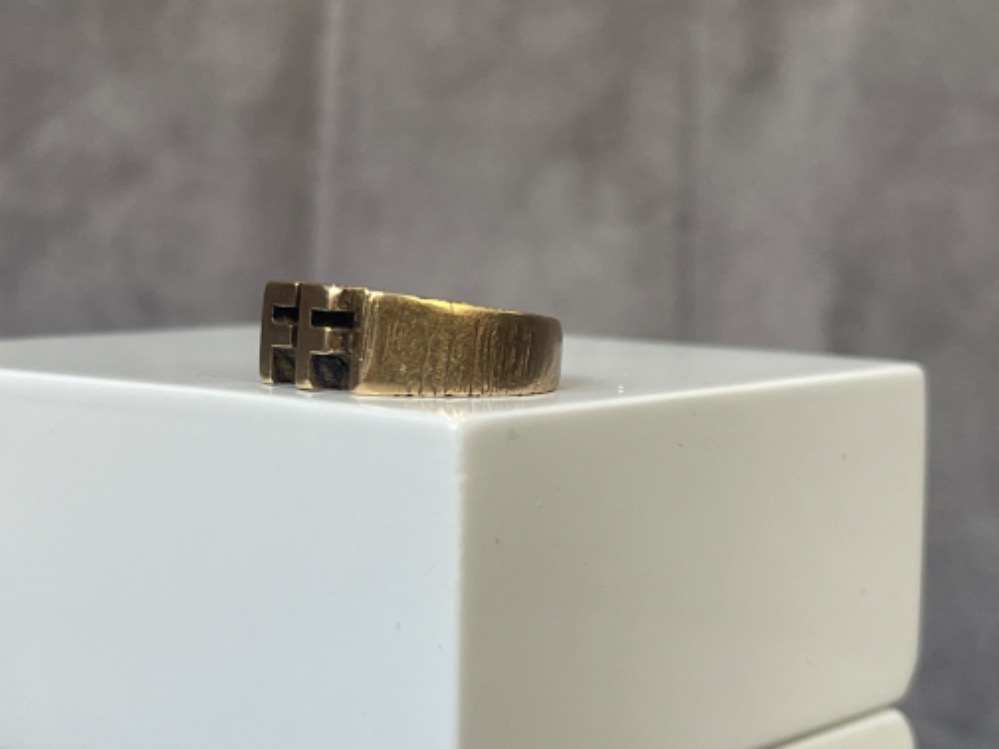 9ct Gold FF ring with bark design band weighing 5.27 Size F 1/2 - Image 2 of 3