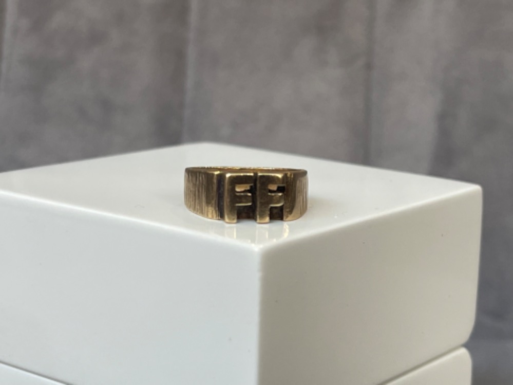 9ct Gold FF ring with bark design band weighing 5.27 Size F 1/2