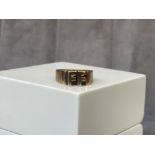 9ct Gold FF ring with bark design band weighing 5.27 Size F 1/2