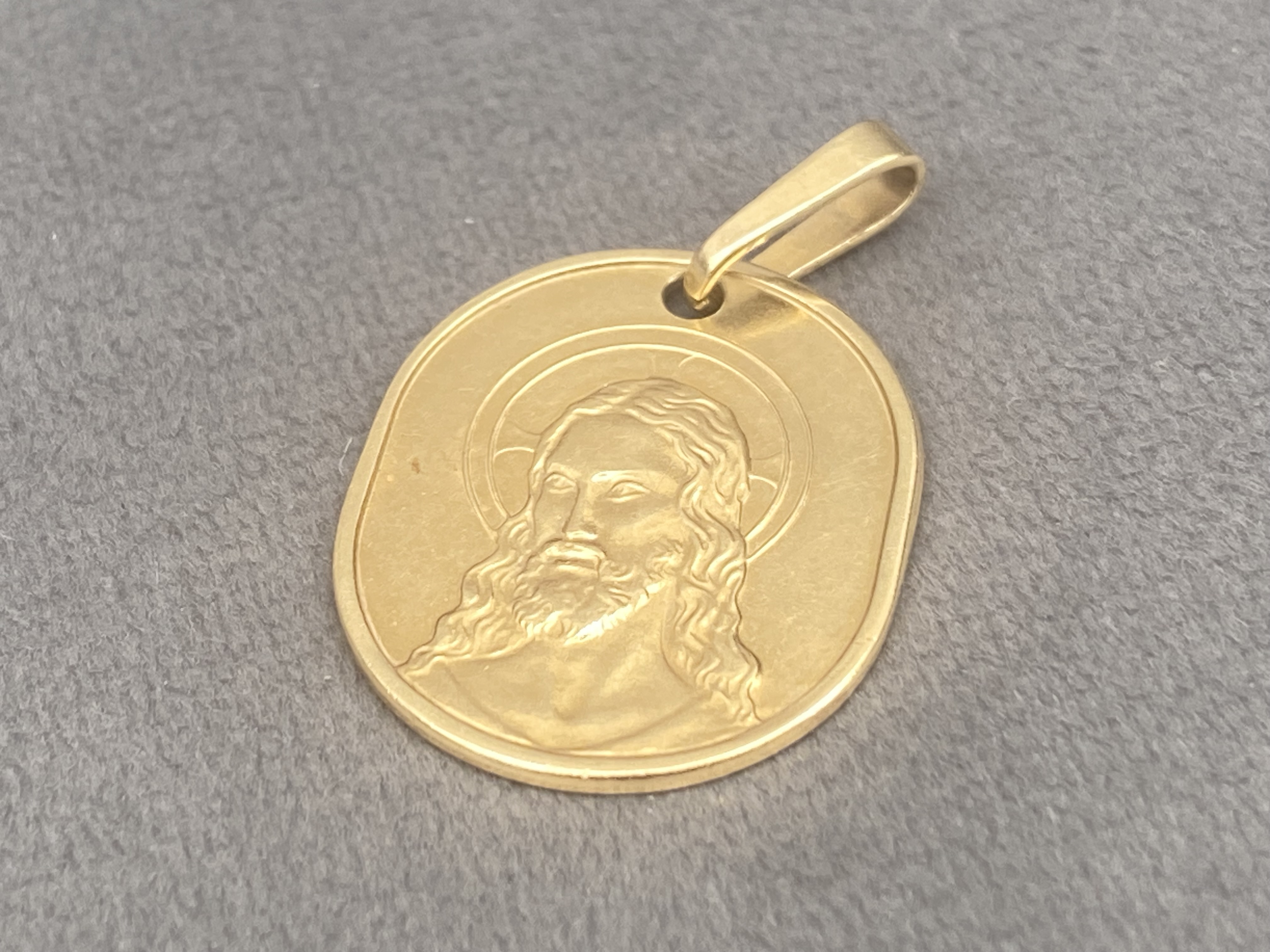 18ct gold religious icon pendant weighing 3.92 grams