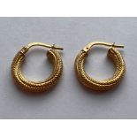 Ladies 18ct gold hoop earrings with rope pattern (1.42g)