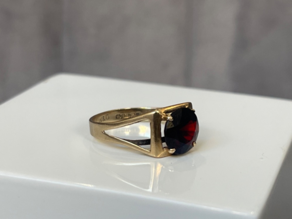 9ct Yellow Gold & Garnet ring in square shaped mount weighing 1.78 grams Size I - Image 3 of 4