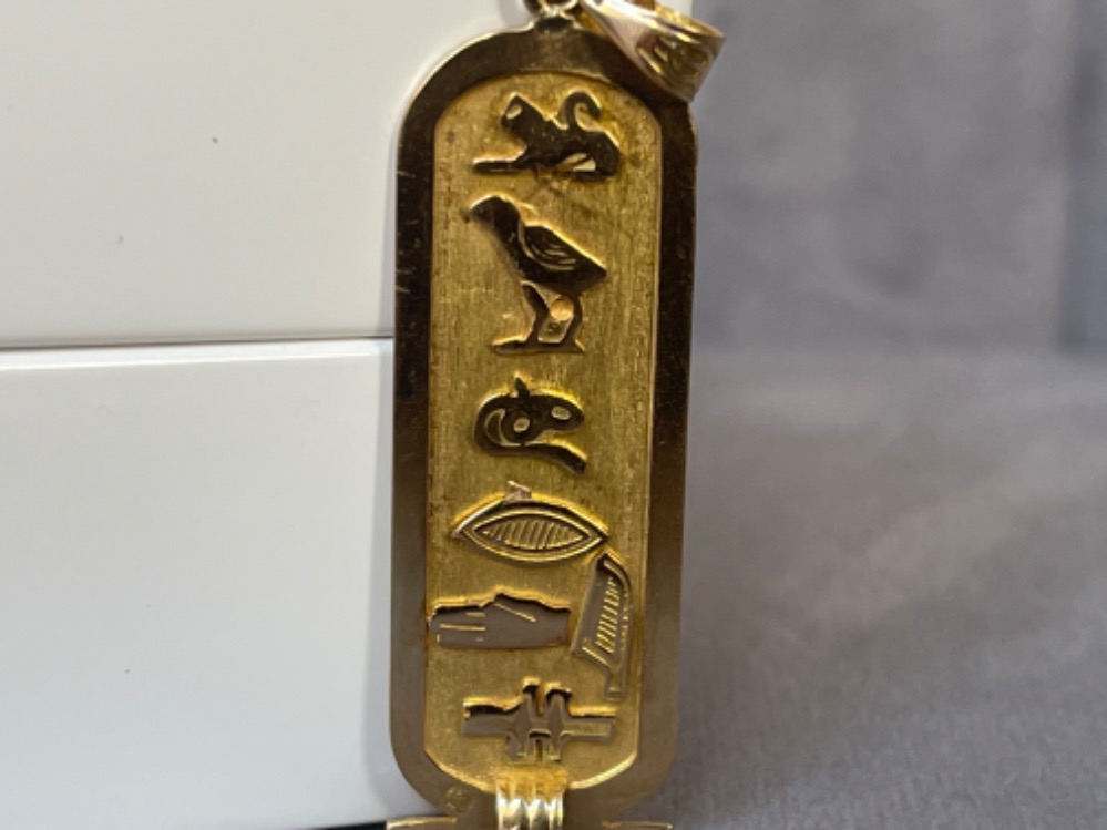 An unusual 18ct yellow Gold Egyptian cartouche pendant weighing 3.9 grams - Image 2 of 4