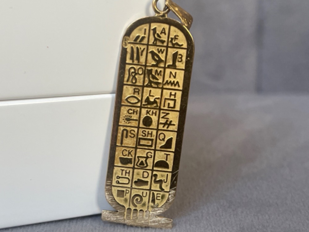 An unusual 18ct yellow Gold Egyptian cartouche pendant weighing 3.9 grams - Image 4 of 4