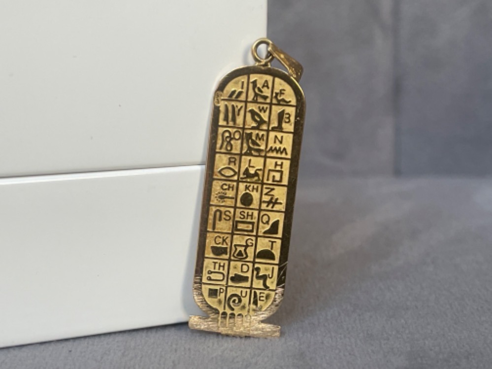 An unusual 18ct yellow Gold Egyptian cartouche pendant weighing 3.9 grams - Image 3 of 4