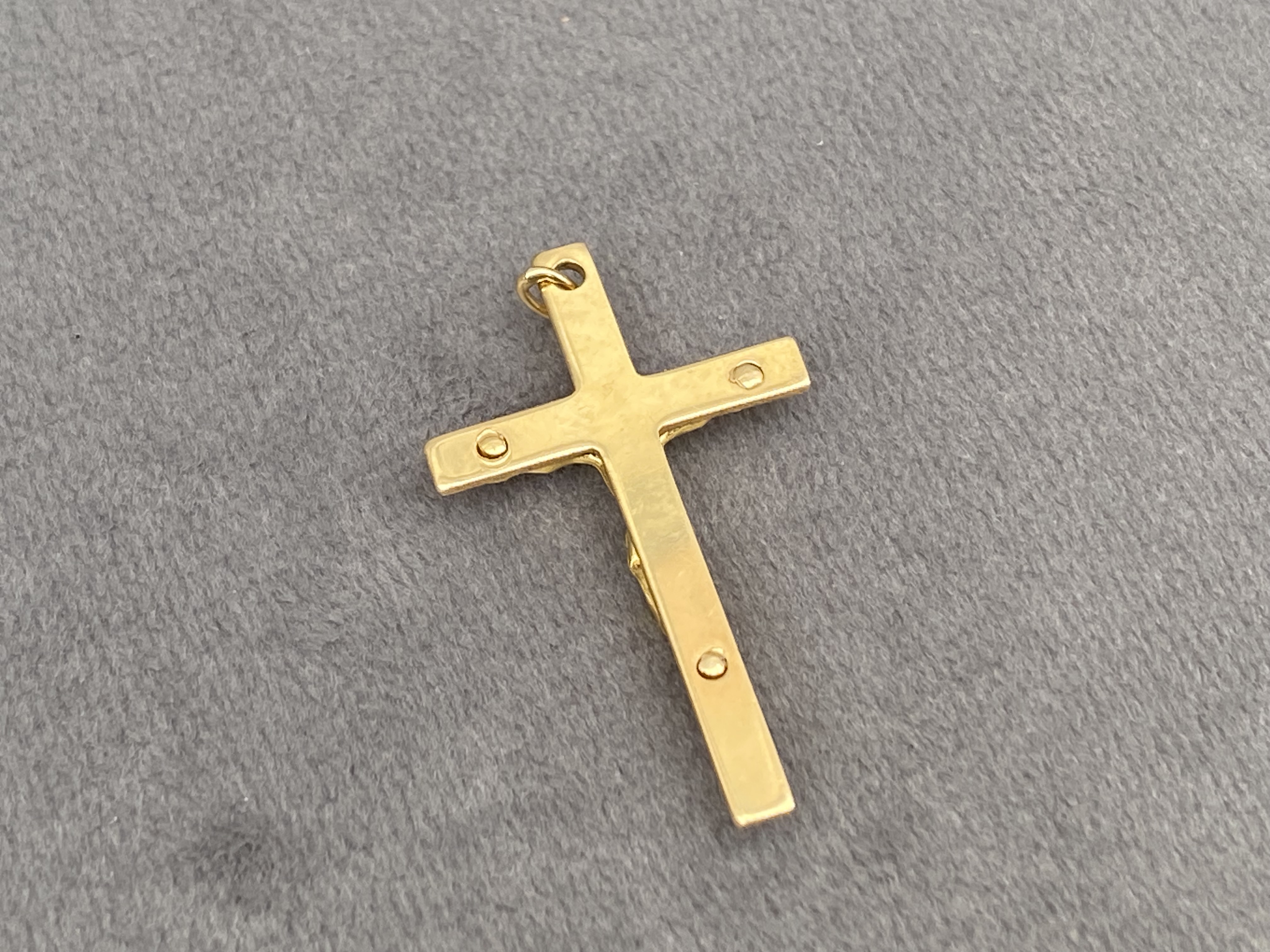 18ct gold crucifix pendant weighing 2.08 grams - Image 2 of 2