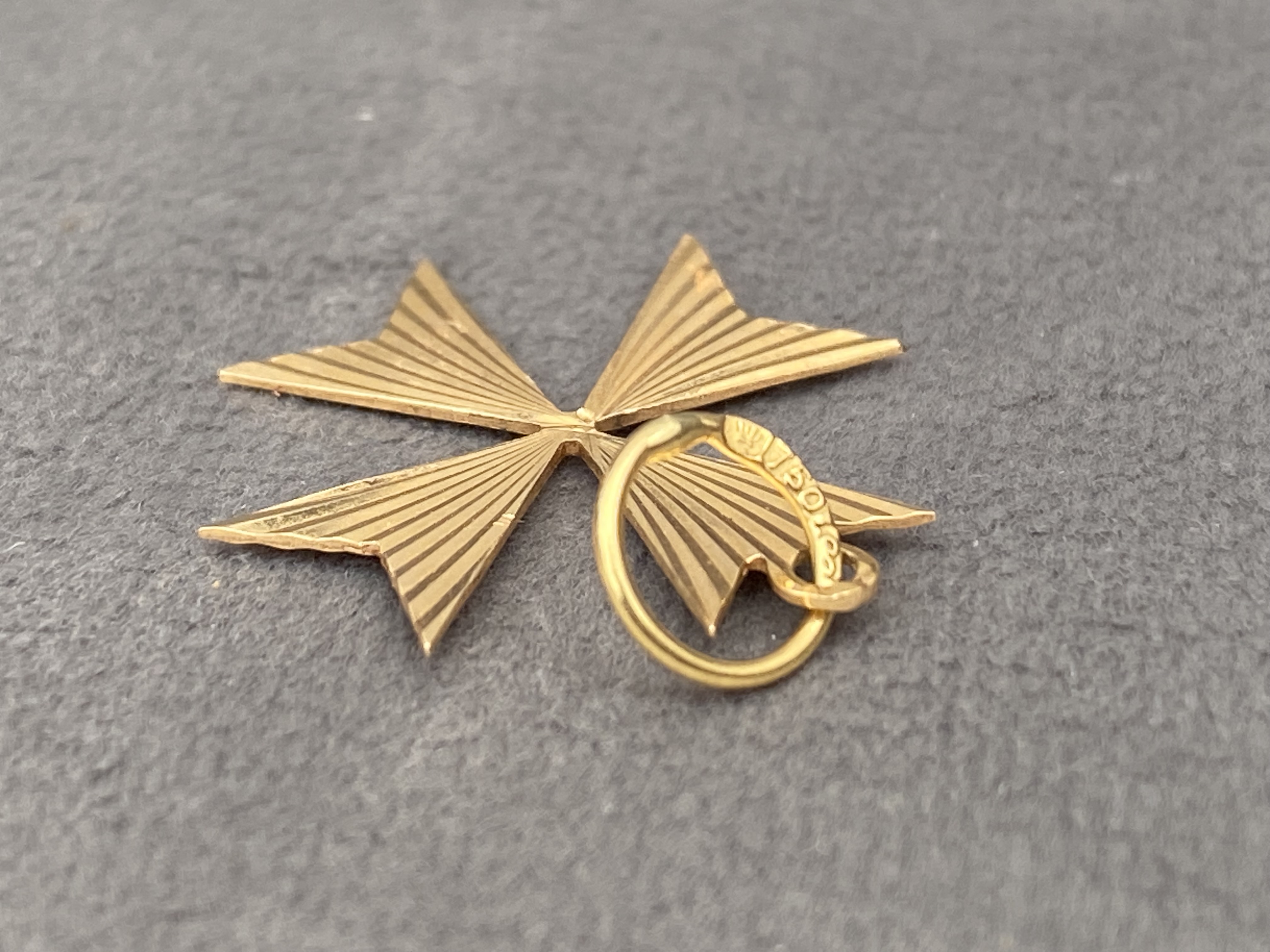 18ct gold Maltese cross pendant weighing 0.69 grams - Image 2 of 2