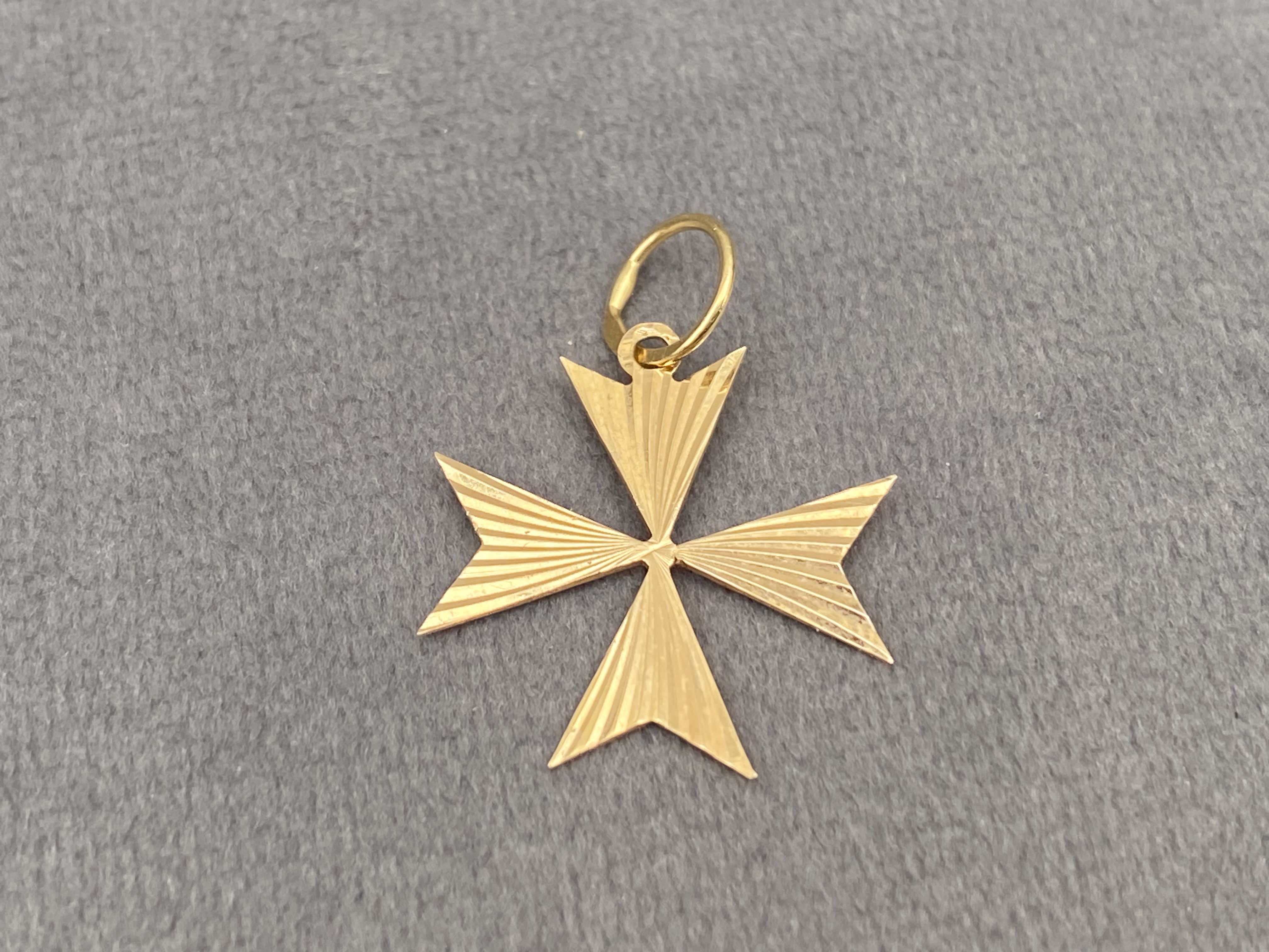 18ct gold Maltese cross pendant weighing 0.69 grams