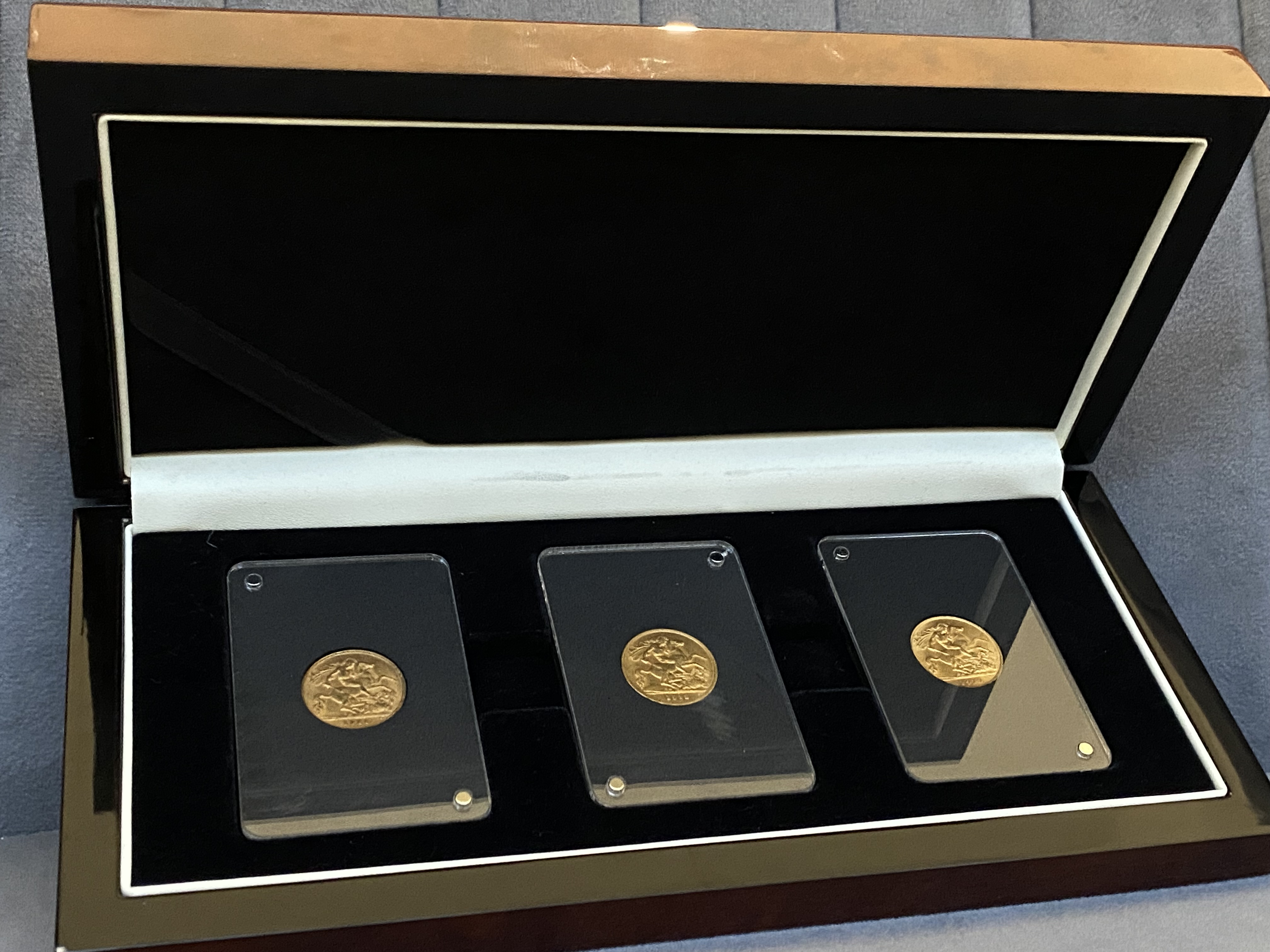 Uk 3 X 1/2 22ct gold king sovereigns in case and cover including years 1911, 1912 and 1913