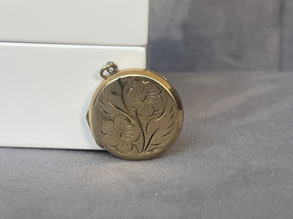 9ct yellow gold round locked with floral design weighing 4 grams