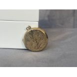 9ct yellow gold round locked with floral design weighing 4 grams