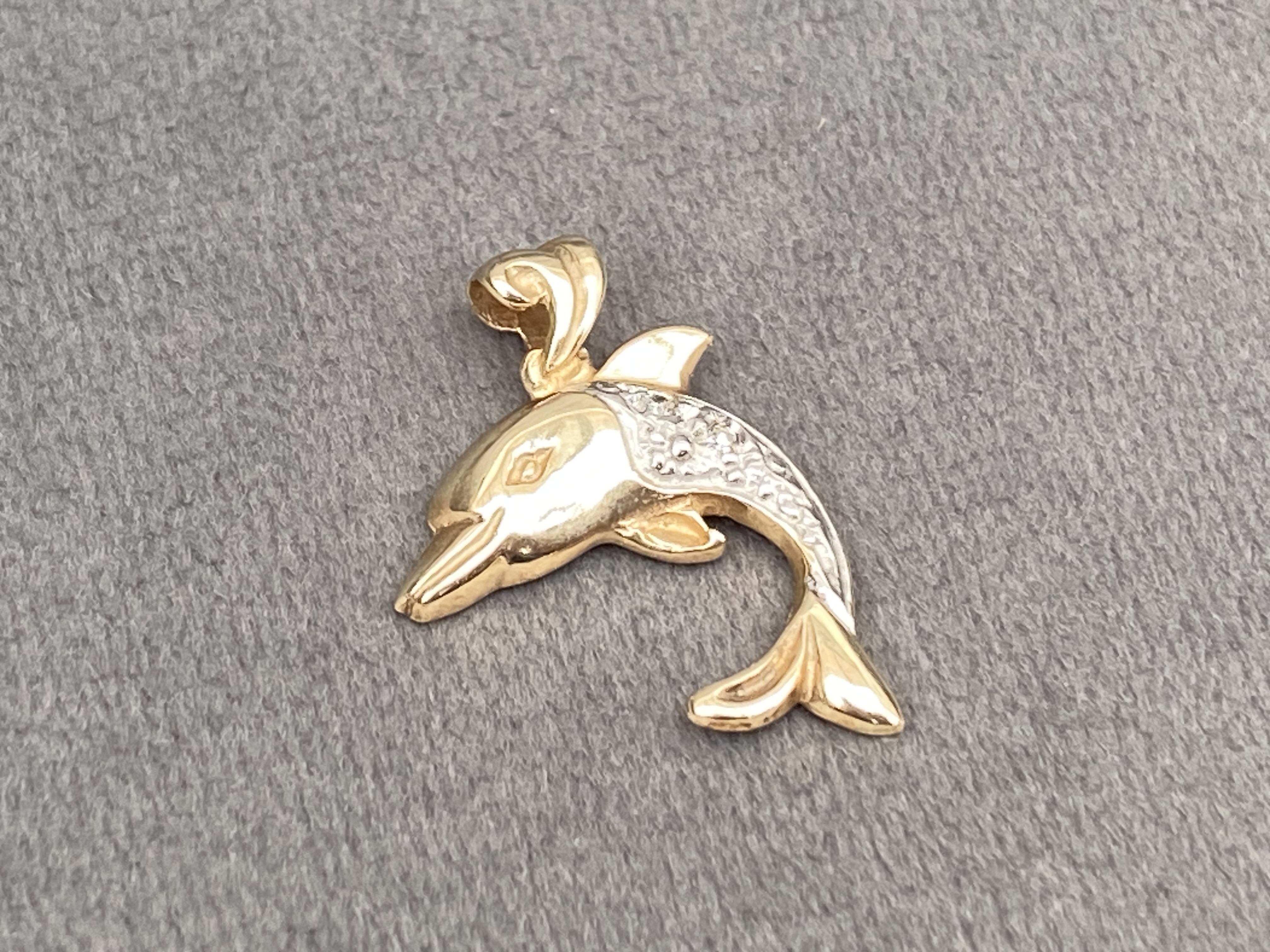 18ct dolphin pendant weighing 1.2 grams