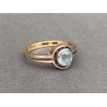 18ct gold and Topaz ring weighing 2.85 grams size L