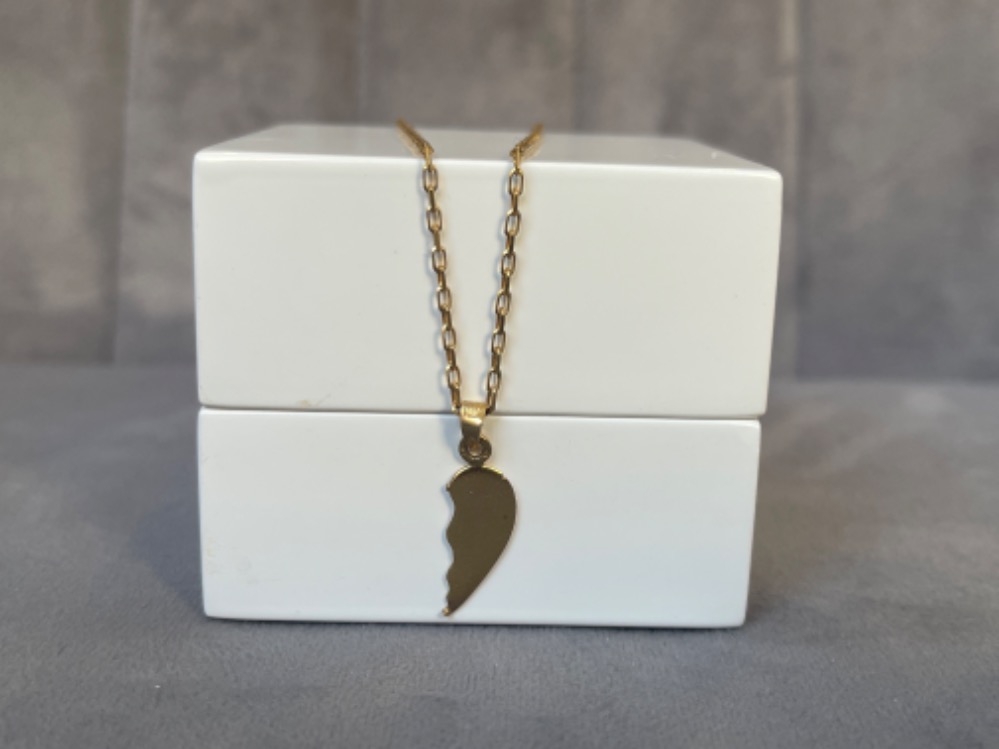 9ct yellow gold belcher chain with half heart pendant weighing 2.8 grams & 40cm in length