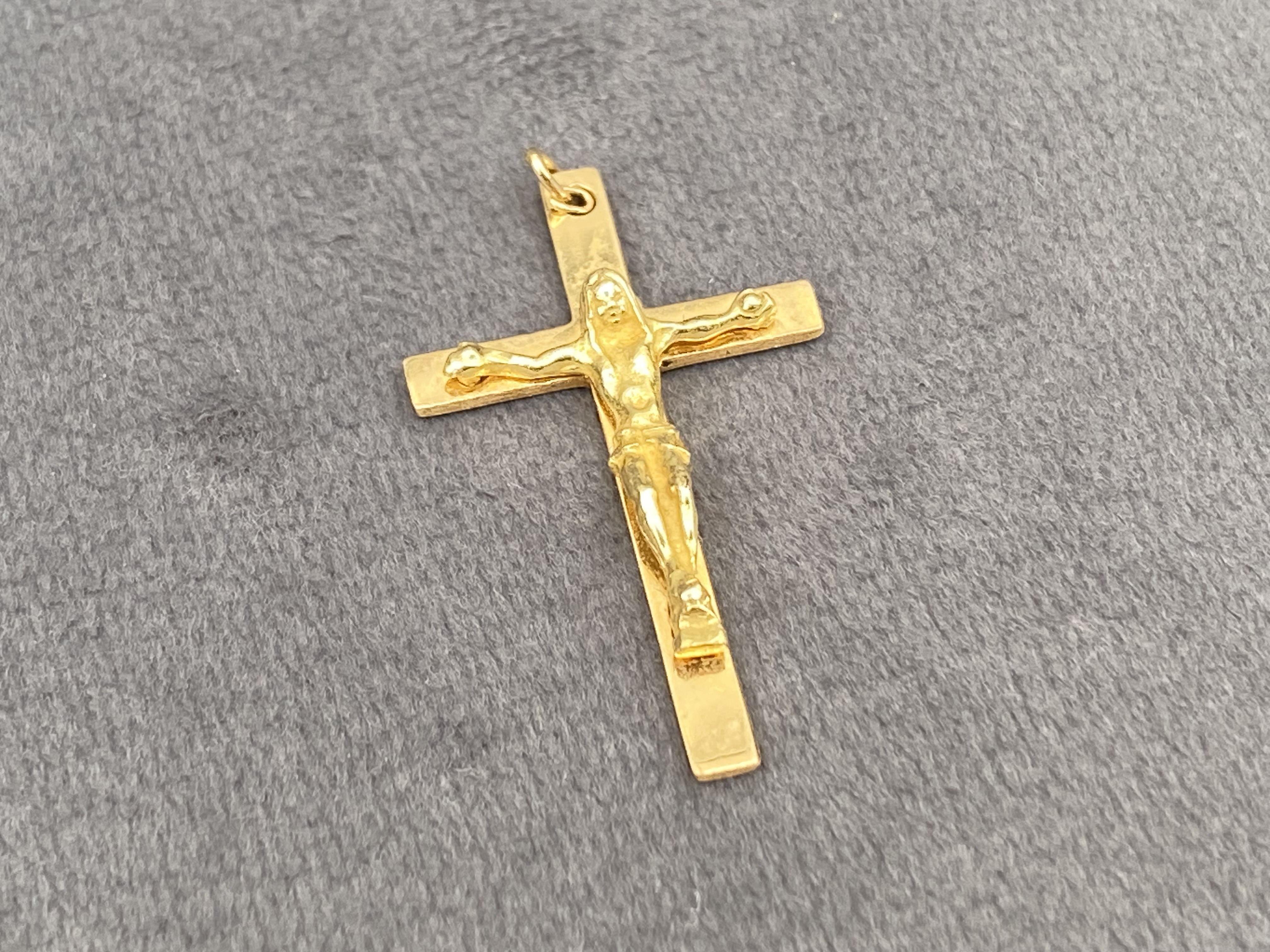 18ct gold crucifix pendant weighing 2.08 grams