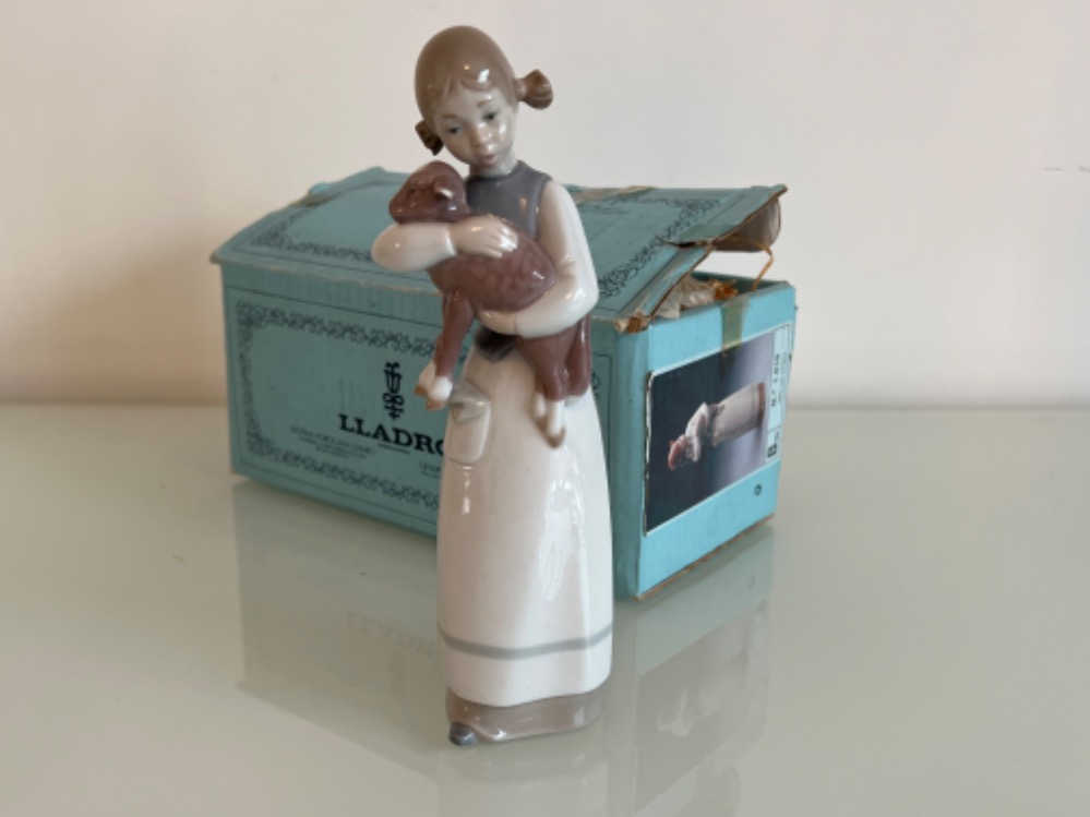 Lladro 1010 ‘shepherdess with lamb’ in good condition and original box