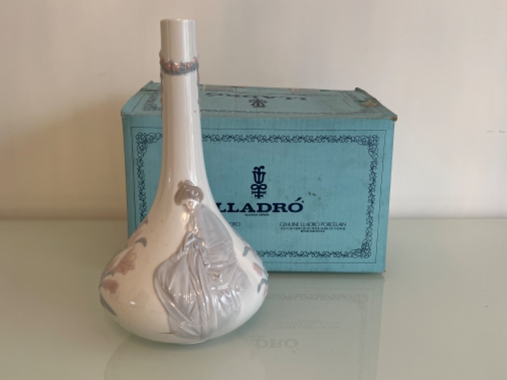 Lladro large bulbous vase in good condition and original box