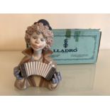 Lladro 5585 ‘Fine melody’ clown in good condition and original box and plinth