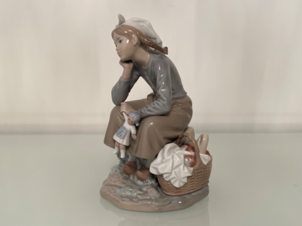 Lladro signed 1211 ‘Daydreamer’ in good condition and original box - Image 2 of 4