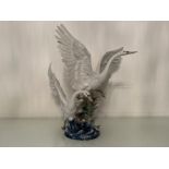 Lladro 5912 ‘Swans take flight’ in good condition and original box