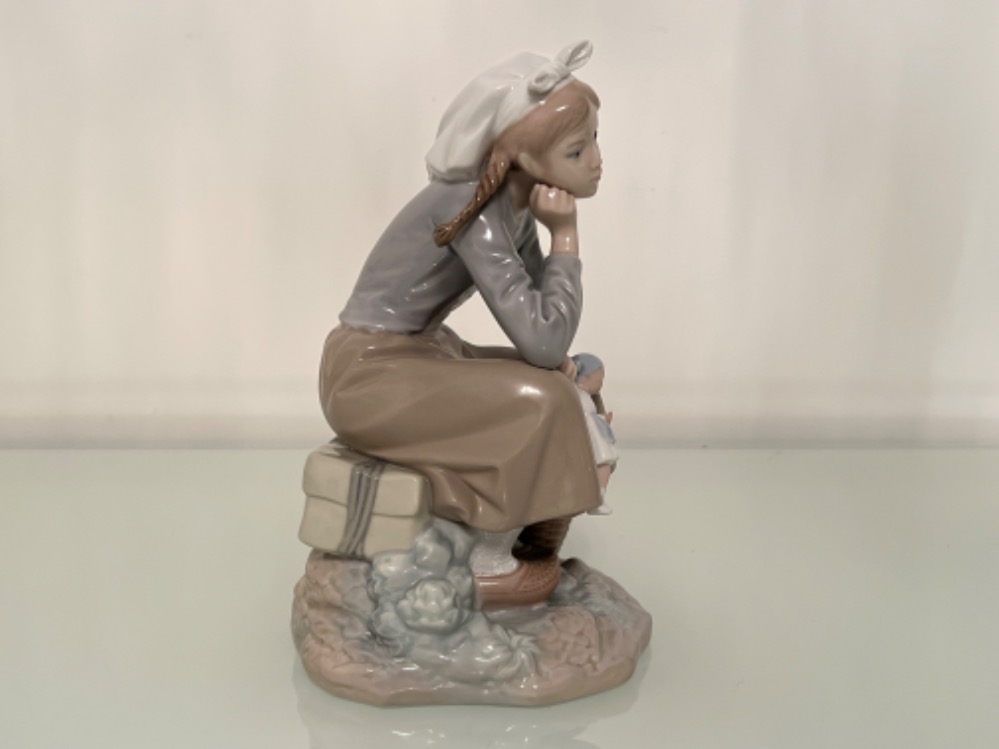 Lladro signed 1211 ‘Daydreamer’ in good condition and original box - Image 3 of 4