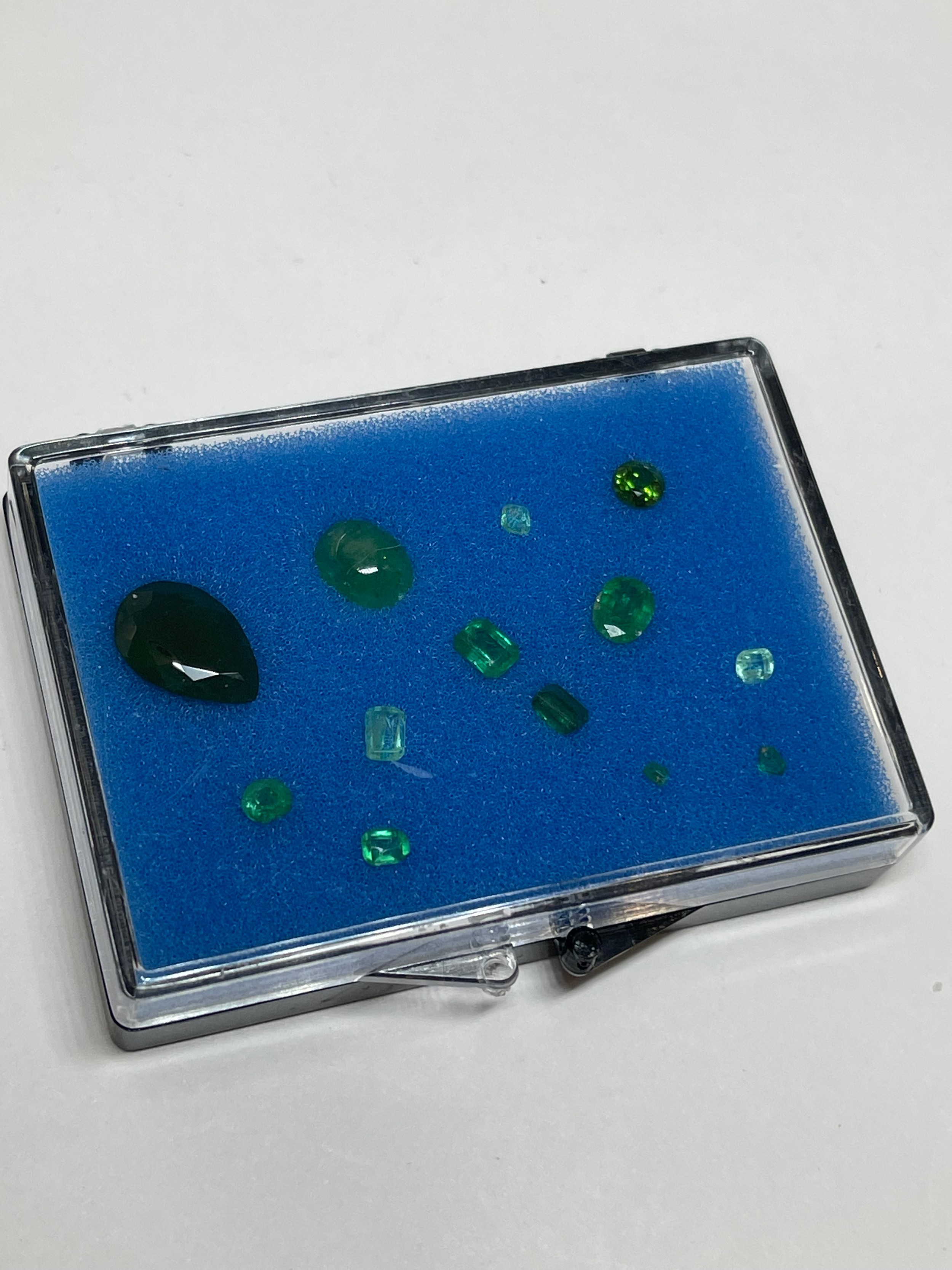 5cts of various cut green stones