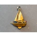18ct gold sailing yacht pendant with red set stone (4.4g)