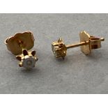9ct gold stone stud earrings (0.4g)