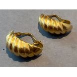 18ct gold ladies scalloped style earrings (2.8g)
