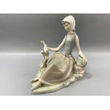 Lladro 4660 ‘Shepherdess with Dove’ by V. Martines in good condition