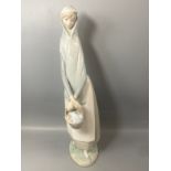Lladro 4501 Lady with basket in good condition