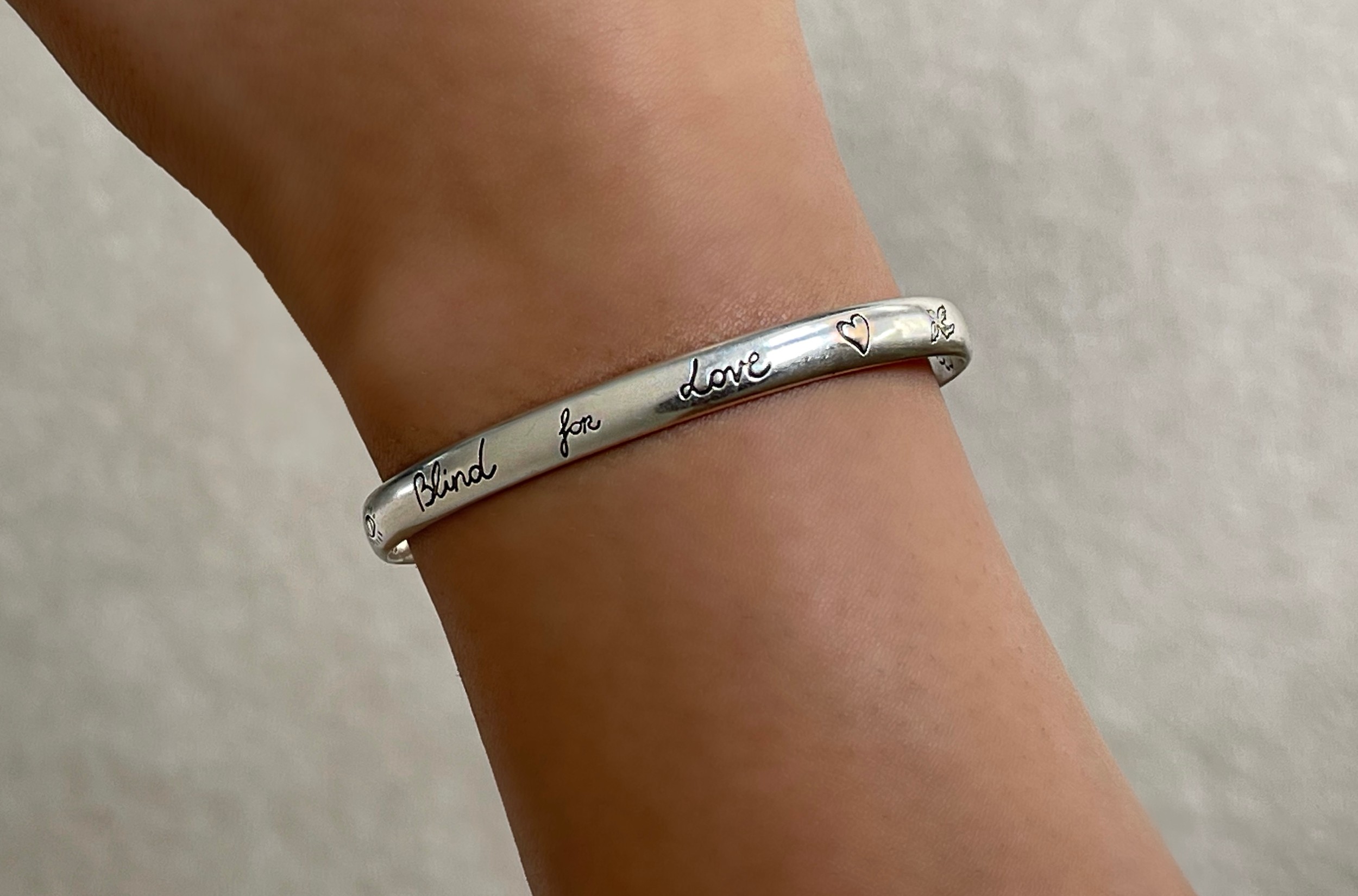 Gucci Silver 'Love Is Blind' Bangle weighing 13.4 grams - Image 4 of 5