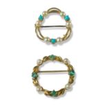 Pair of circular brooches to include emerald and pearl which has a diameter of 2.5cm as well as
