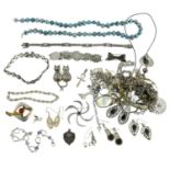 A selection of jewellery, to include a labradorite pendant.