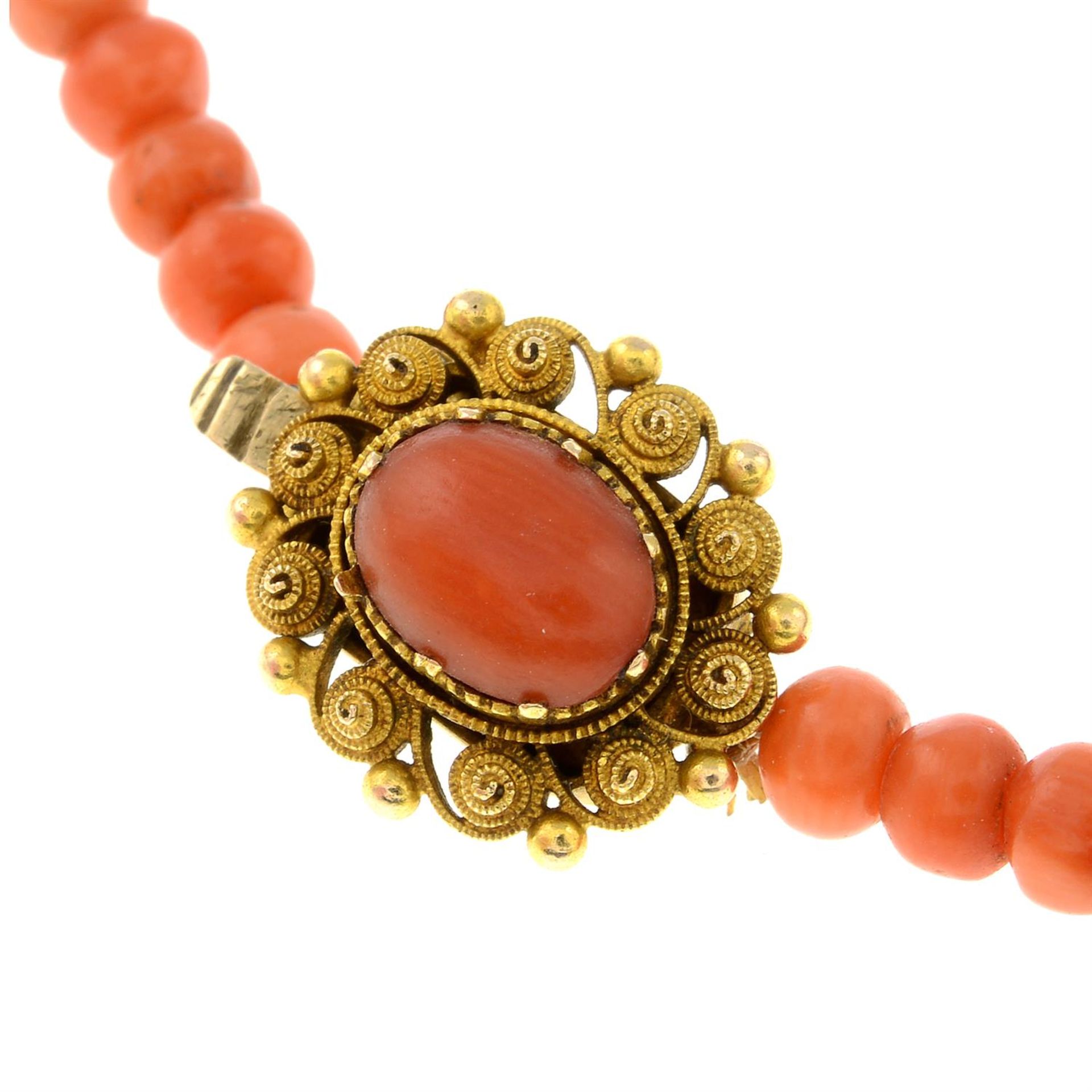 A coral bead necklace, with Georgian gold coral cannetille clasp. - Image 2 of 2