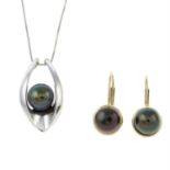 A set of cultured pearl jewellery, to include a necklace and earrings.