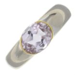 An oval-shape kunzite single-stone bi-colour ring.