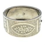 An early 20th century silver hinged bangle.