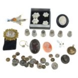 A selection of early 20th century and later jewellery and thimbles.