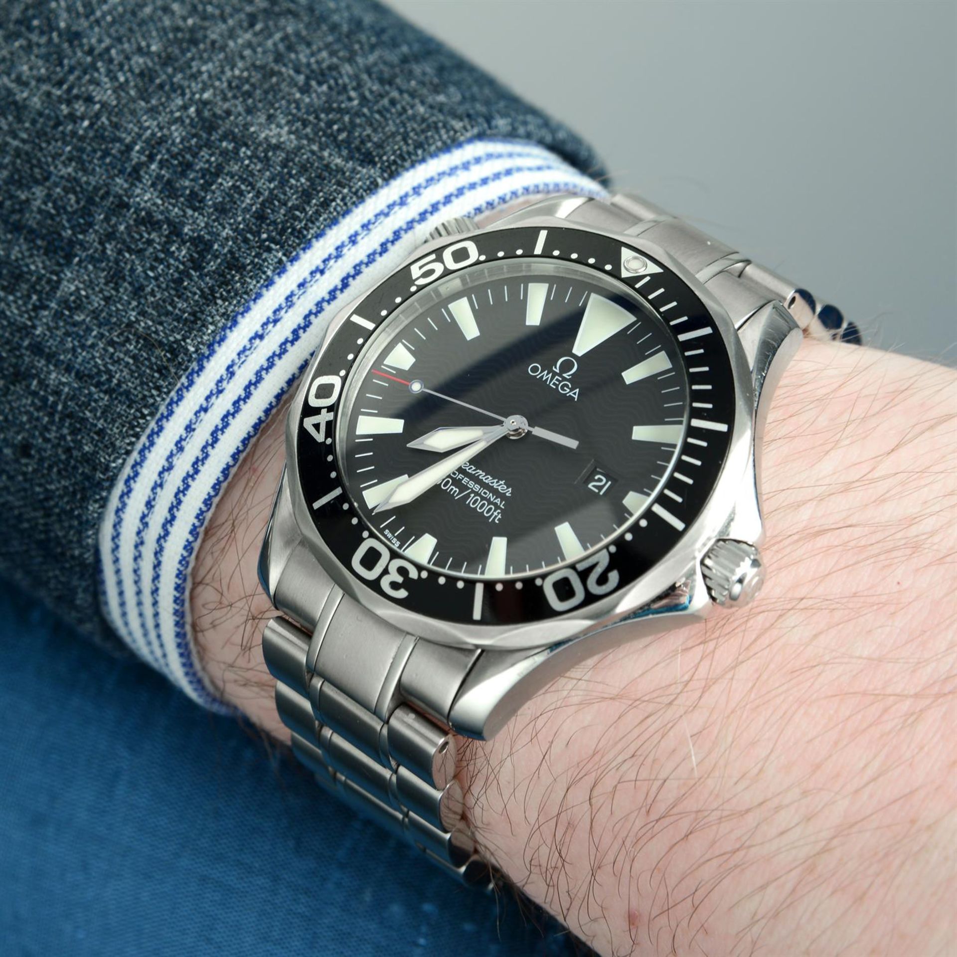 OMEGA - a stainless steel Seamaster bracelet watch, 41mm. - Image 5 of 5