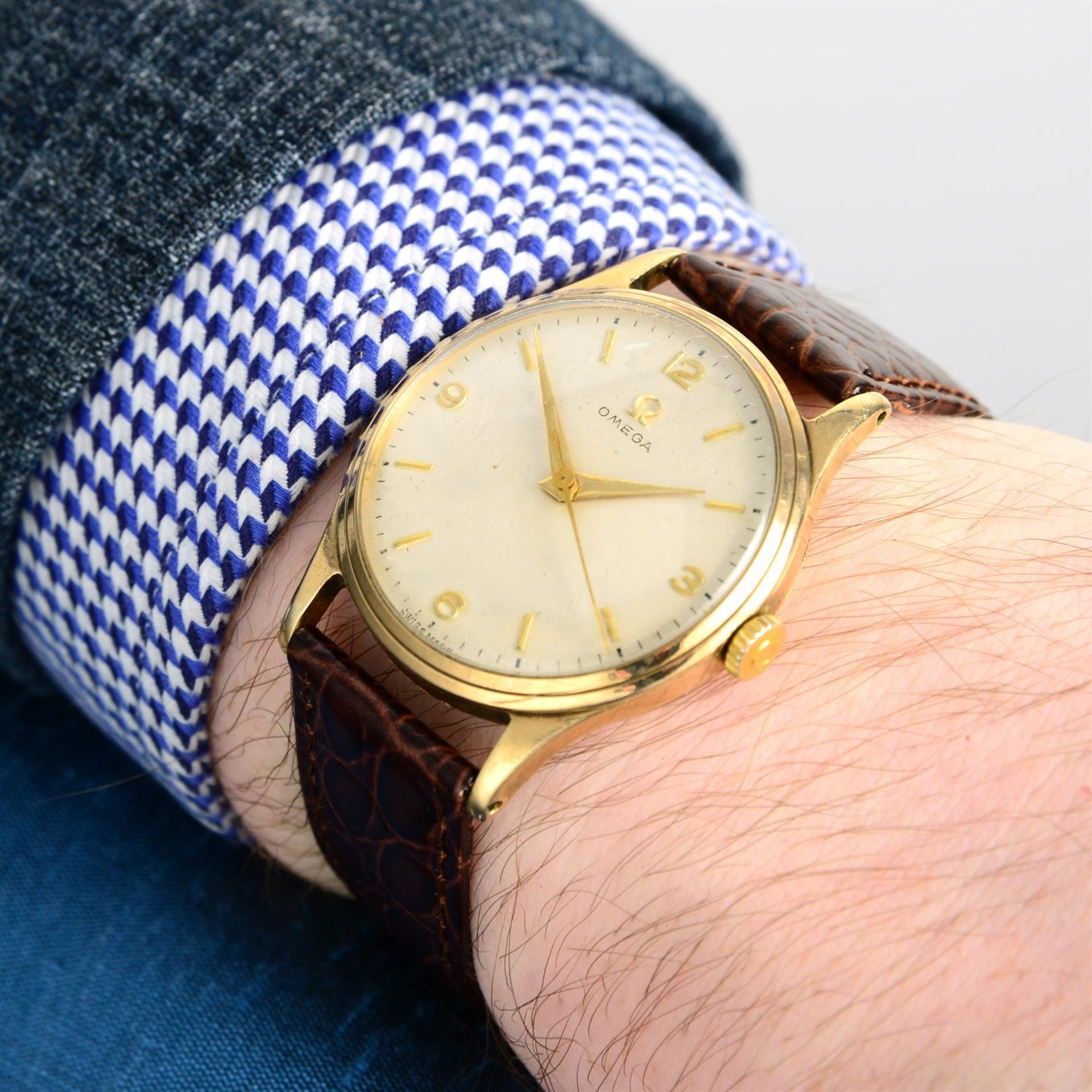 OMEGA - a 9ct yellow gold wrist watch, 33mm. - Image 5 of 5