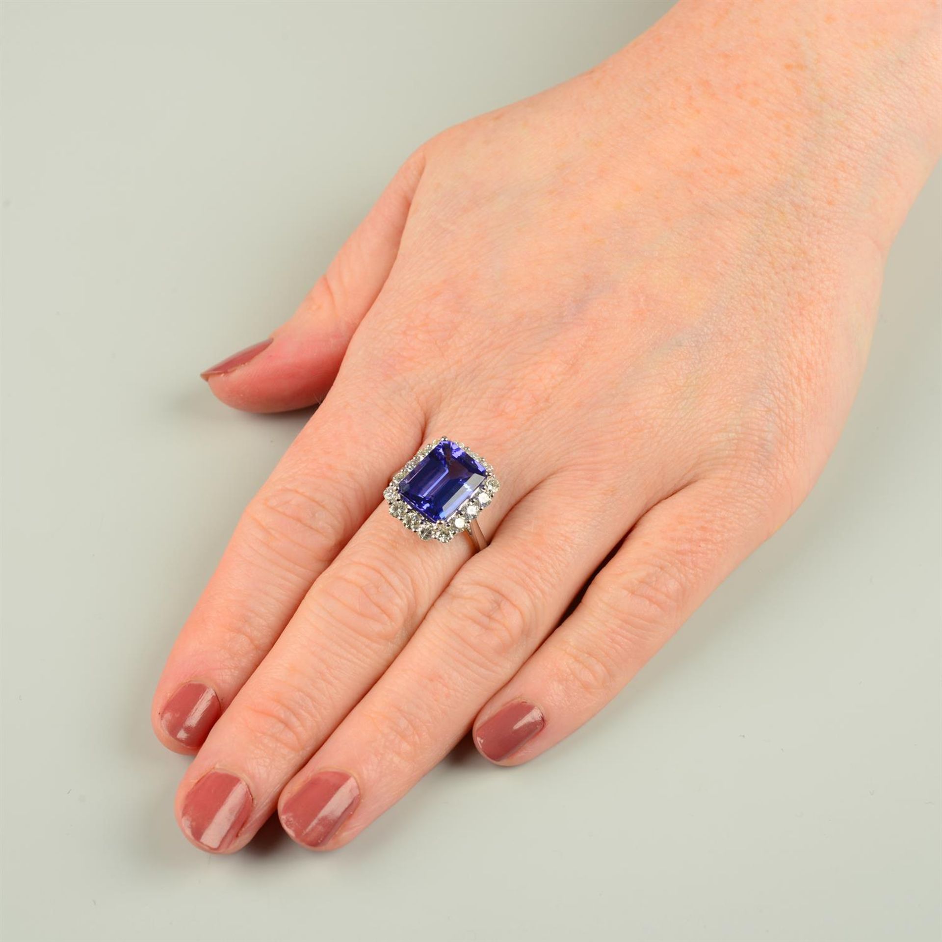 An 18ct gold tanzanite and brilliant-cut diamond cluster ring. - Bild 5 aus 5