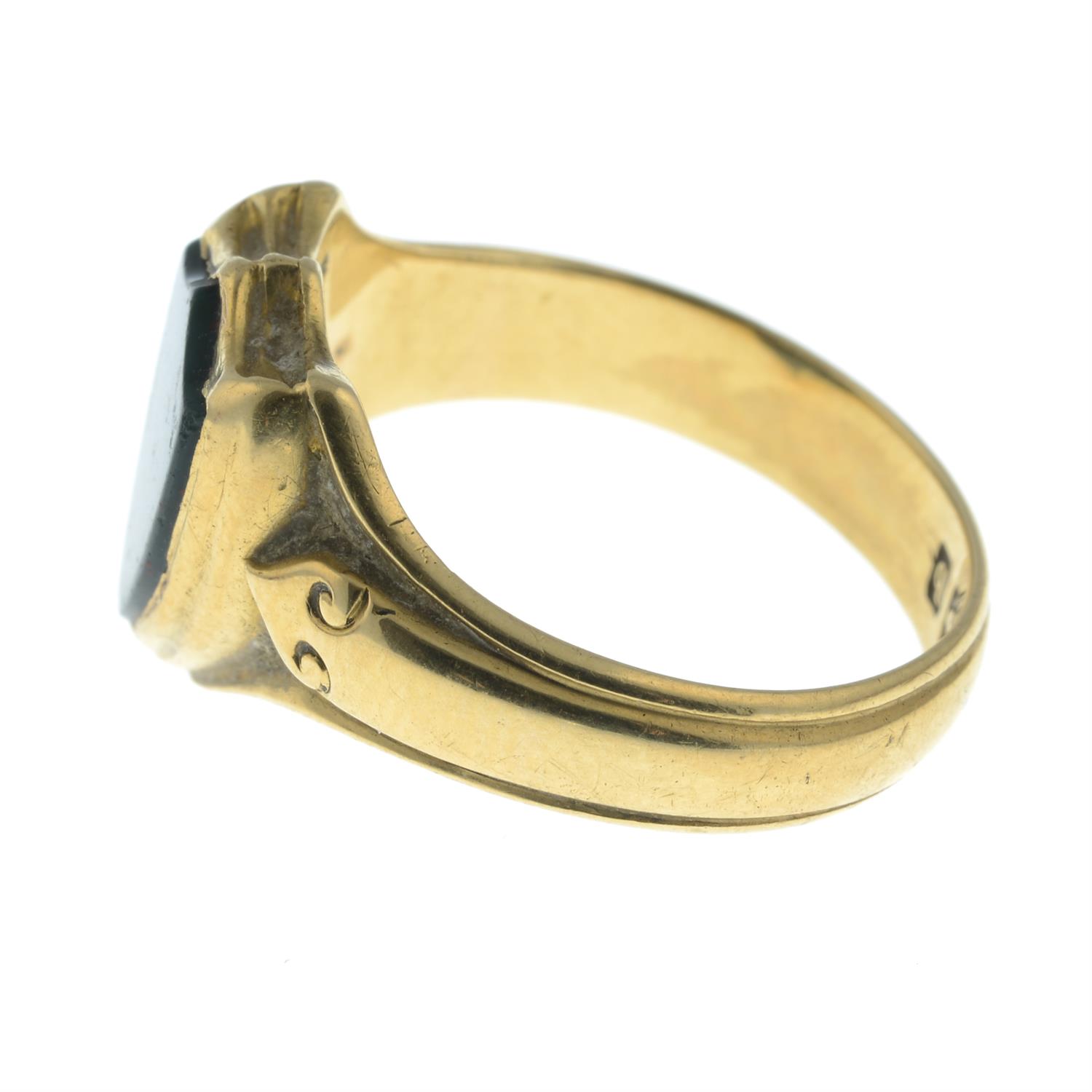 An Edwardian 18ct gold shield-shape glass signet ring. - Image 3 of 5